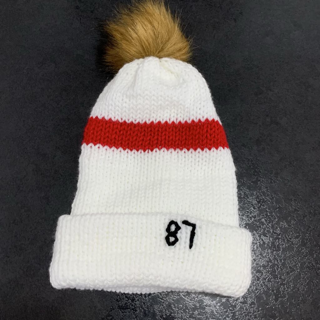 87 Adult Pom Pom Toque