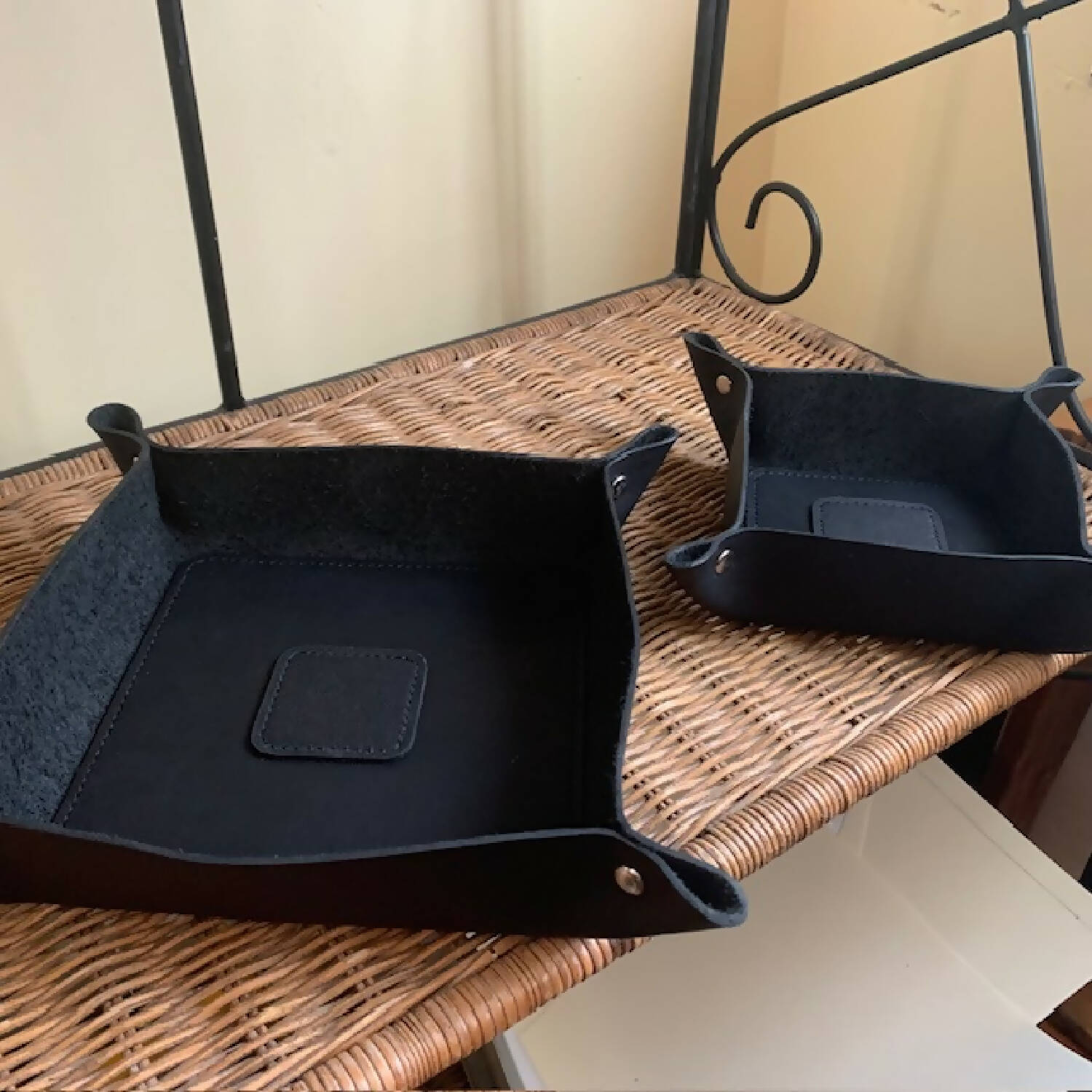 Valet Tray, 5" opening, sturdy Black leather